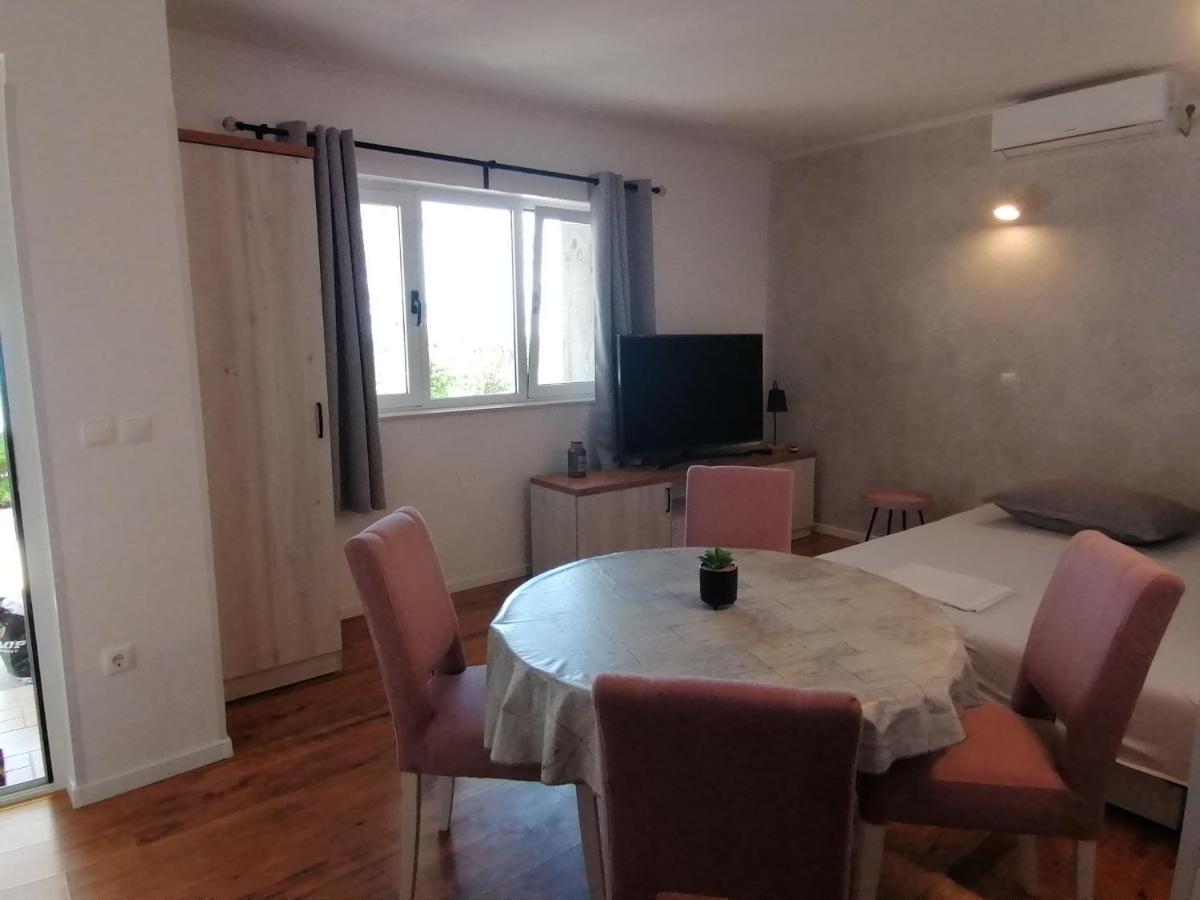 Apartmani Mares - 20 M From The Beach Brela Quarto foto